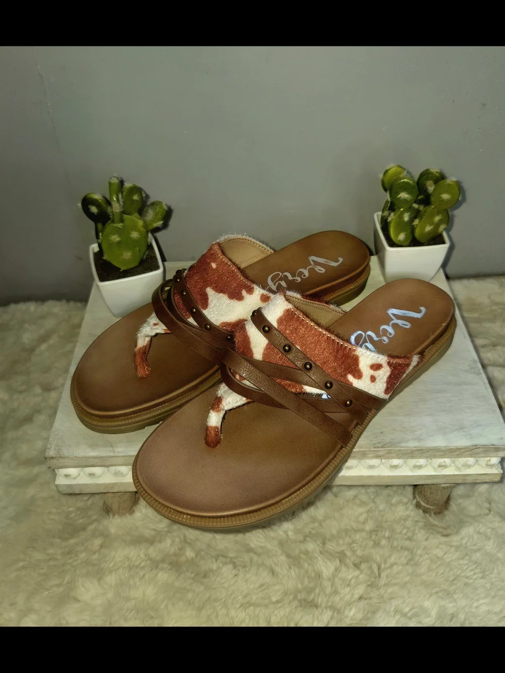 Very G Cow Print Western Flip Flop Sandals Women's Size 9 Brown White Studded